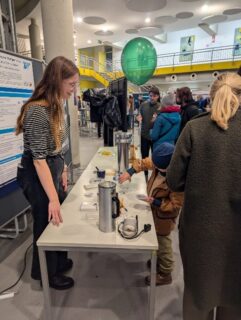 Pia Weiner explaining the principle of chromatography