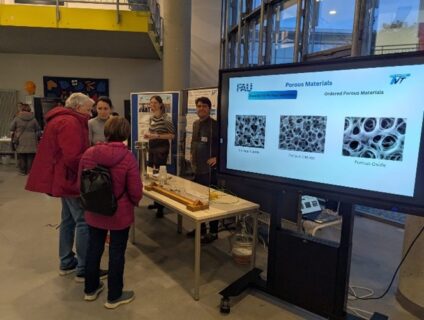 Carola Vorndran explaining how adsorption can be used to cool drinks and generate heat