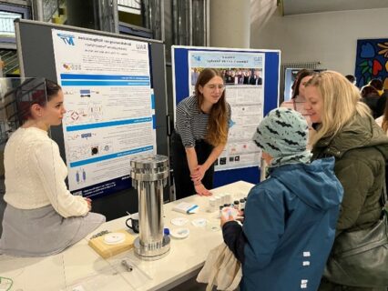 Pia Weiner explaining the principle of chromatography