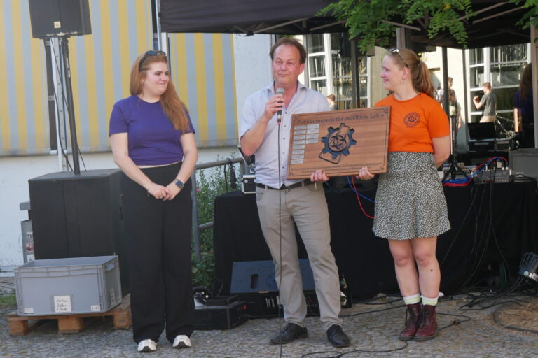 Prof. Matthias Thommes awarded for excellent teaching by the student representatives of the Department CBI